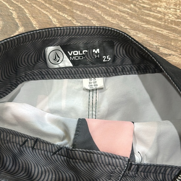 Boys Volcom boardshorts size 25/10 in excellent condition - Picture 2 of 3